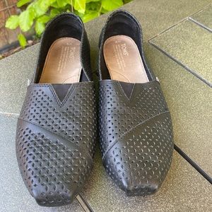 Toms black leather perforated shoes (sz 9)